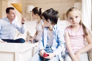 Květy | PŘÍBĚH: Syn živí 4 děti a nepracující partnerku. Hroutí se, doma nadává. Ničí mě, jak to přestává zvládat